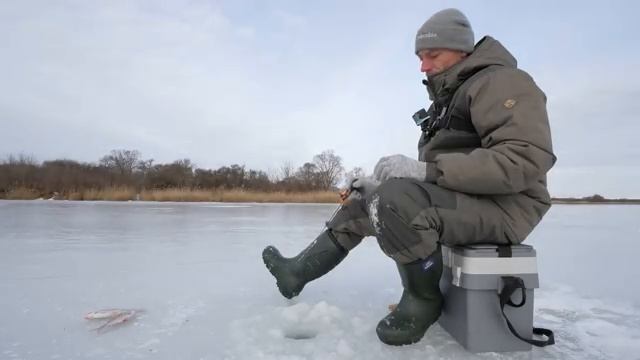 ЭТИМ СПОСОБОМ НАЛОВИШЬ ДАЖЕ В ГЛУХОЗИМЬЕ! Зимняя рыбалка на простую снасть.