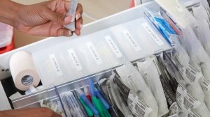 Медсестра случайно отрезала палец младенцу