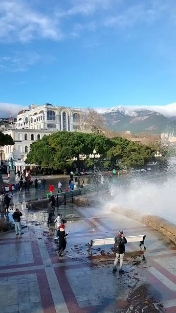 г. Ялта. Шторм. Набережная. 11 января 2026 года. смотреть онлайн