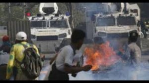 Вооруженные бойцы в Венесуэле обыскивают на блокпостах автомобили американцев