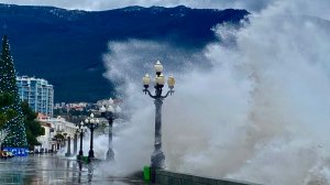 Этот шторм круче предыдущего. Крым, Ялта, снято три часа назад.