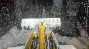 Сезон открыт- CAT 938G очищает дороги от снега. Озеро Тахо, Калифорния.