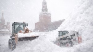 «Фрэнсис» завалил Москву метровыми сугробами. Жители выходят на чистку снега целыми домами