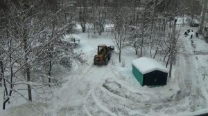 Уборка снега во дворе дома №4 в Ефимьево города Вязники. Съемка 10.01.2026