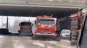 Немецкий блогер показал уборку снега в Москве, которую на Западе приняли за нейросеть (3)