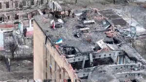 Неудачная попытка ВСУ установить флаг на здании в Купянске попала на видео.