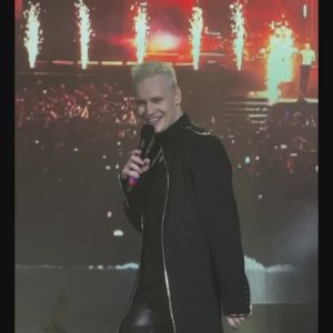 Счастливый... Порхает на сцене... И мы счастливы...