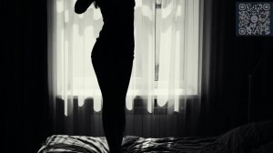 Девушка прыгает на кровати. Эротика