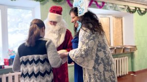 Корреспонденты RT поздравили 24 ребёнка с Рождеством в Кураховке