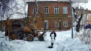 Снегоуборщик Меладзе спас снеговика из-под колес своего трактора в Оренбурге