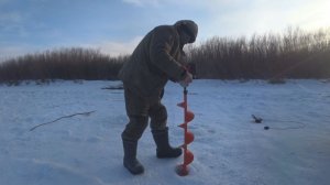 Зимняя рыбалка 2026 на реке. Есть улов.