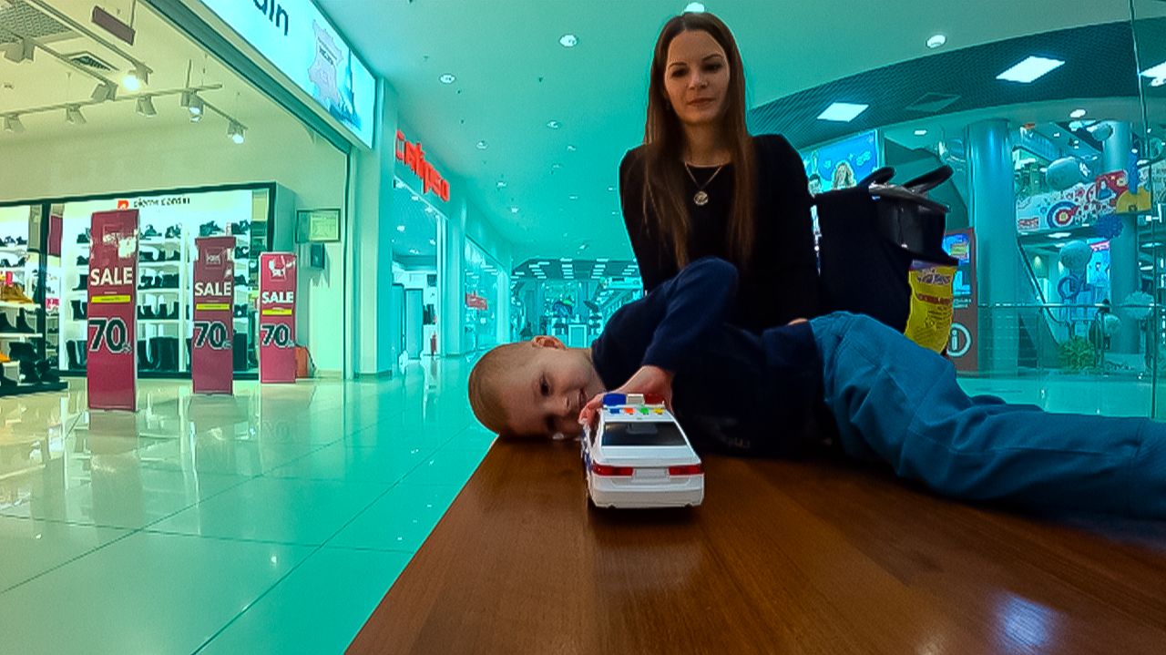 Жизнь как она есть прогулка в торговом центре ! смотреть онлайн