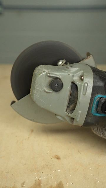 Как открутить диск болгарки без ключа смотреть онлайн