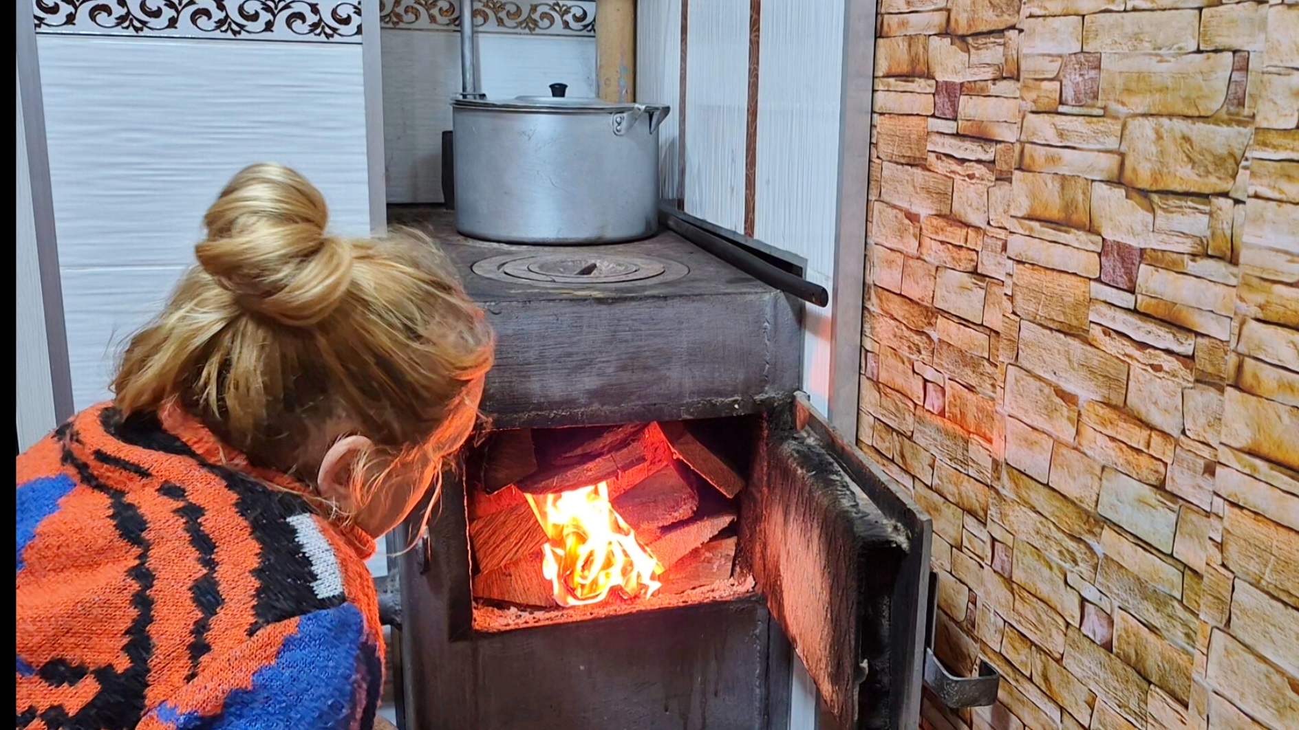 Жизнь в Деревне,растопила печь,наварила для кошек,про комментарии смотреть онлайн