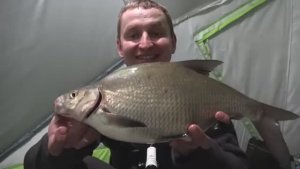 КРУПНЯК ДУРЕЕТ ОТ ЭТОЙ ПРИКОРМКИ! Рыбалка с ночевкой. Зимняя рыбалка 2025.