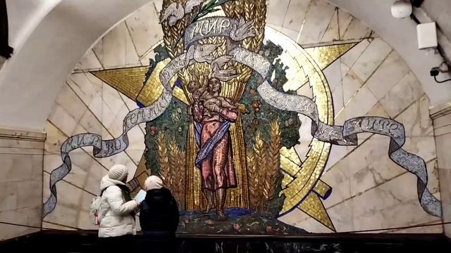 Красиво в метро Новослободская,Белорусская смотреть онлайн