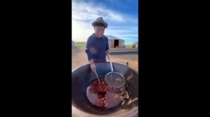 Бату готовит острую говядину и кобылье молоко для своей сестры на монгольских пастбищах! #монголия