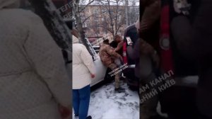 Девушка пытается вырвать своего парня из лап ТЦК