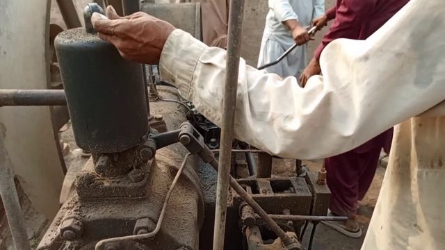 Запуск большого старого дизеля, Пакистан. смотреть онлайн