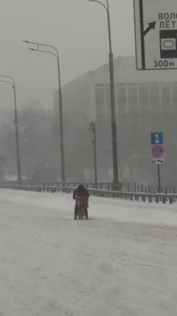 КУРЬЕР В МОКСВЕ ОТЧАЯННО ПЫТАЕТСЯ ДОСТАВИТЬ ЗАКАЗ В СНЕГОПАД смотреть онлайн