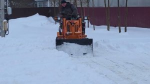 Уборка снега на 907 фронтальном погрузчике.