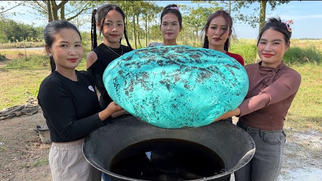 Вкусный хрустящий пирог с соусом по деревенскому рецепту. Кухня Азии