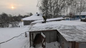 Лодырь вышел... Угрожает мне кулаком...