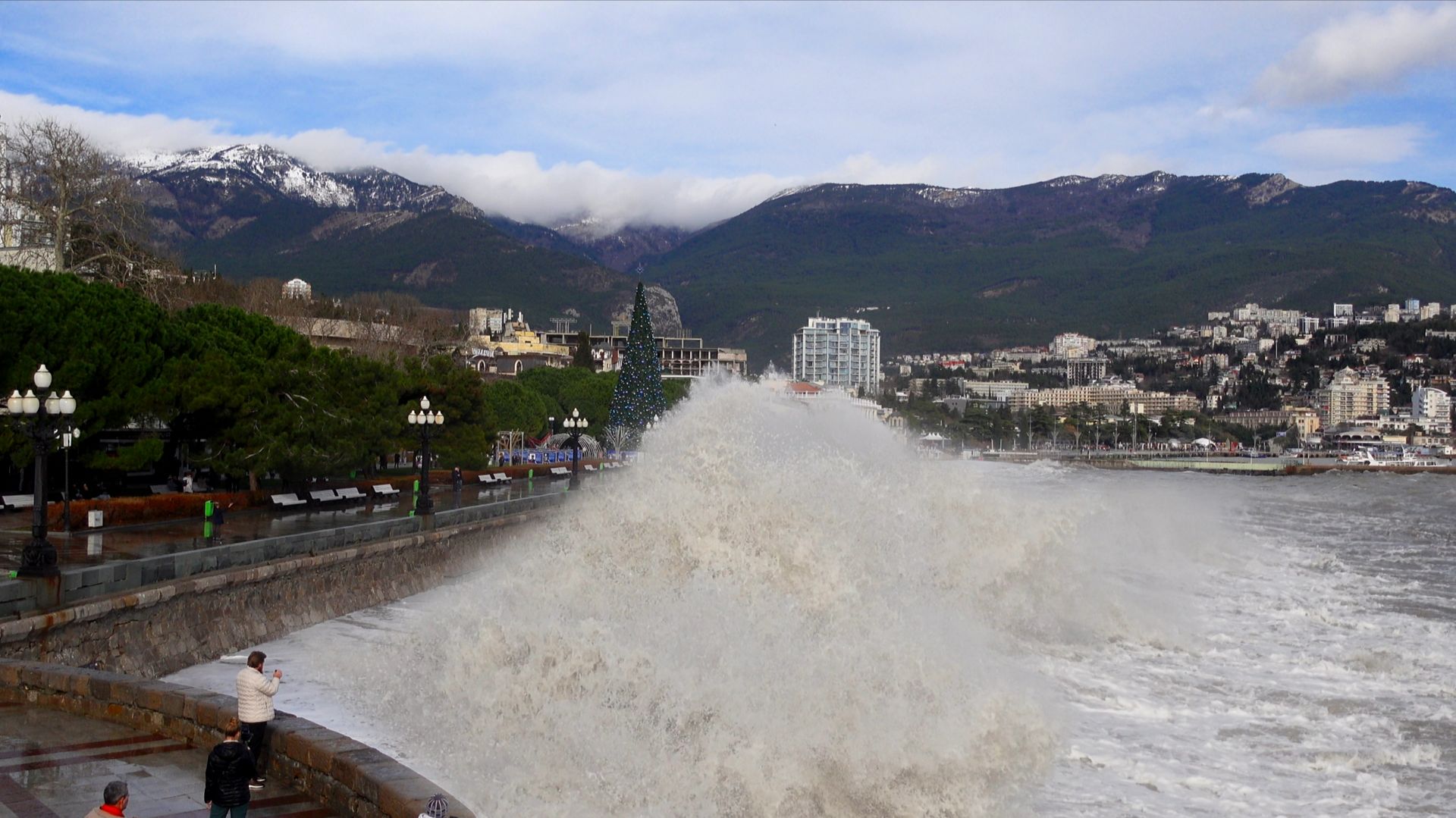 Крым Ялта. Огромные волны накрывают набережную. Мощной шторм 2026. Водопад Учан-Су смотреть онлайн