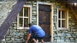 Построил хижину из камня и Джакузи в одиночку. Полный процесс