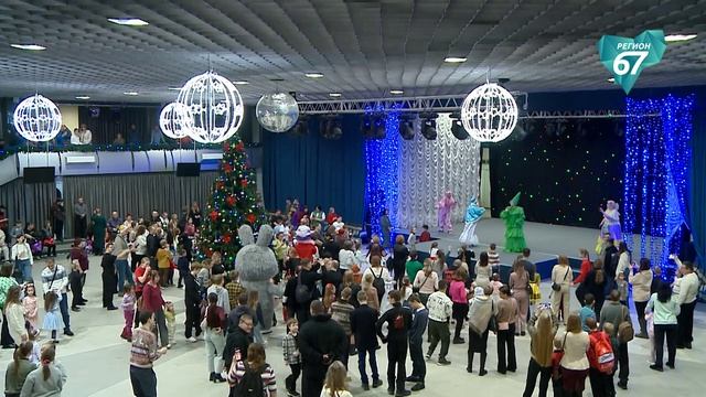 В Смоленском Доме культуры «Кристалл» прошел традиционный новогодний праздник для детей-инвалидов смотреть онлайн