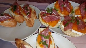 🥪Нереально вкусная брускетта с хурмой и праздничный салат — 2 рецепта в одном видео! 🥗🥖❄️