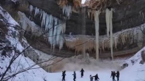 Замерзший водопад обрушился на туристов в Эстонии