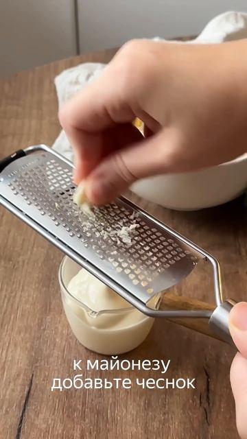 Порционный салат с копченой курицей и томатами по рецепту блогера dmitrieva.marinna #foodru смотреть онлайн