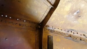 Как и чем держать клёпку с обратной стороны при клепании