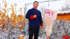 Большой кусок баранины в горшочке с мясом. Кухня Китая