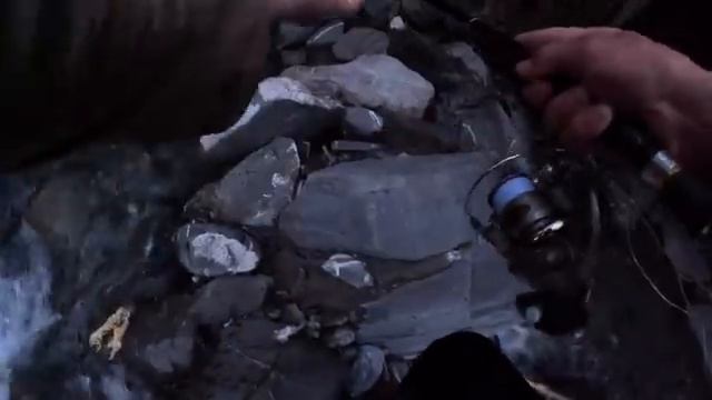 ВЫЖИВАЮ В ОДИНОЧКУ, ЛОВЛЮ И ГОТОВЛЮ дикую горную ФОРЕЛЬ в моем ПРИЮТЕ для выживания смотреть онлайн