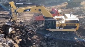 Экскаватор Caterpillar 374D загружает вскрышные породы в гигантской угольной шахте |