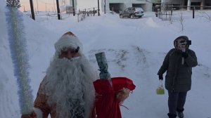 К девочке Вале😂, Дедушка Мороз с подарками приходил.