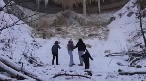 В Эстонии на туристов обрушился замерзший водопад