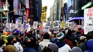 РИА Новости: в Нью-Йорке тысячи человек вышли на протест против политики Трампа