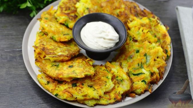 МОРКОВНО-ЛУКОВЫЕ ОЛАДЬИ НА СМЕТАНЕ смотреть онлайн