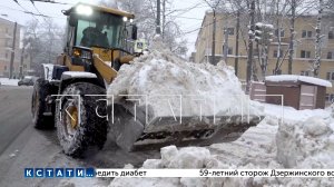 Дорожные рабочие убирают Нижний Новгород после прошедших снегопадов