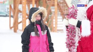 Дед Мороз вместе с внучкой Снегурочкой поздравлял горожан с новогодними праздниками