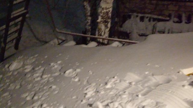 снег с крыши пришлось скидывать