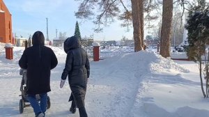 Гуляем с детьми и внуком.