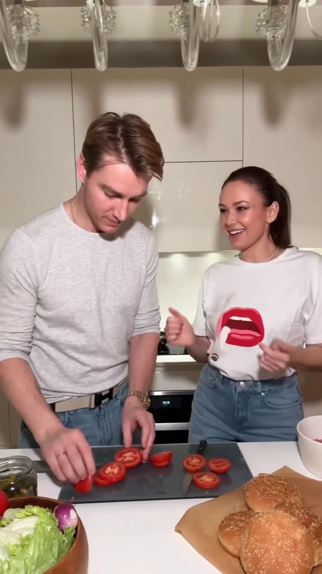 Алексей Воробьев и Аида Гарифуллина - Время с семьей, и, да, мы любим бургеры, а вы? #ОстаньсяСоМной смотреть онлайн