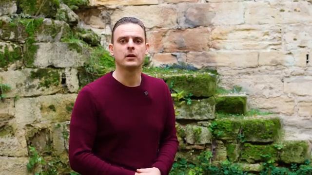 Кто именно помазал ноги Иисуса мирром? смотреть онлайн