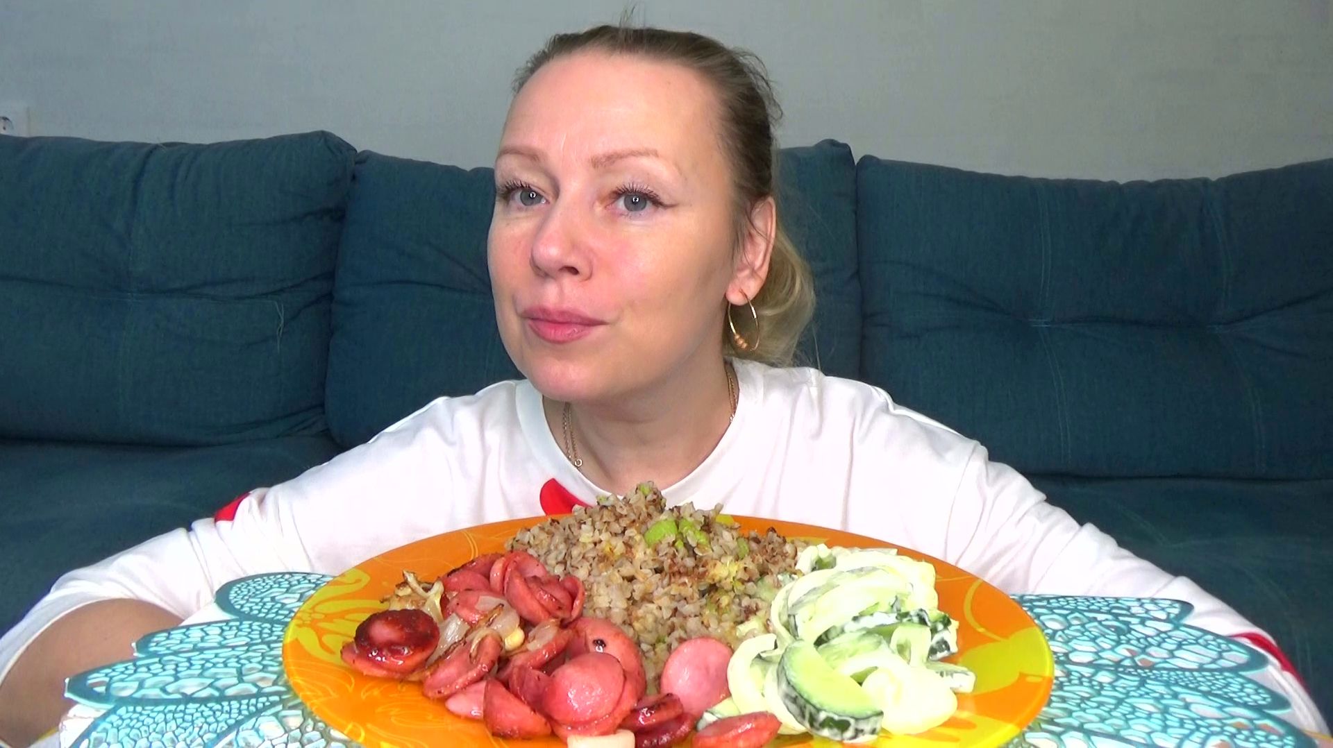 Мукбанг доедаю вторяки)). Гречка с кабачками, сосиски жареный, салат огуречный. Еда. смотреть онлайн