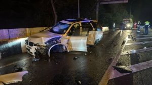 Автомобиль BMW врезался в столб в Сочи, погиб 20-летний пассажир