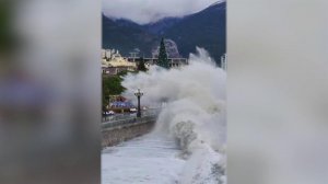 Мощный шторм обрушился на Крым.